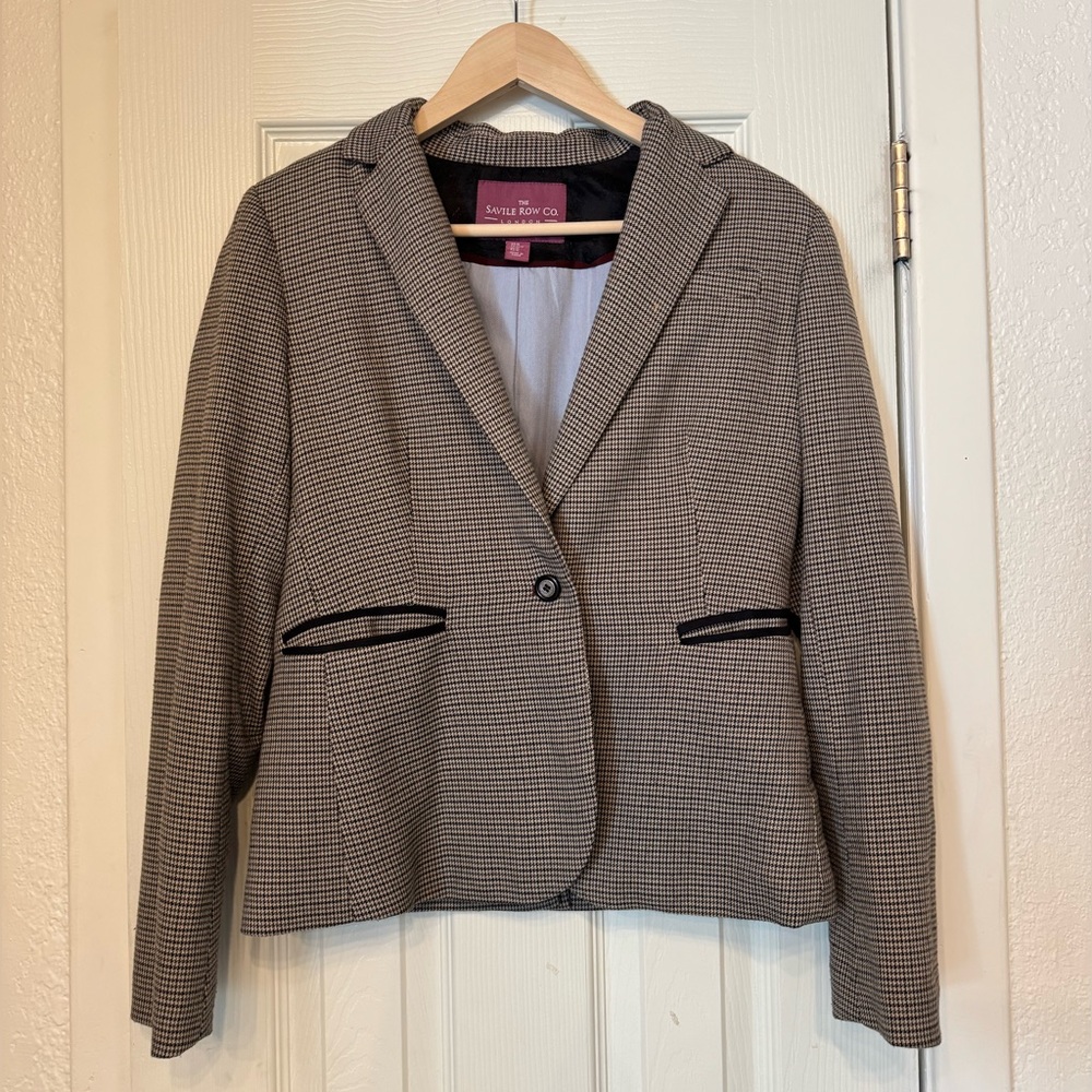 Savile Row Co Gray Variegated Houndstooth Blazer with Elbow Patches!